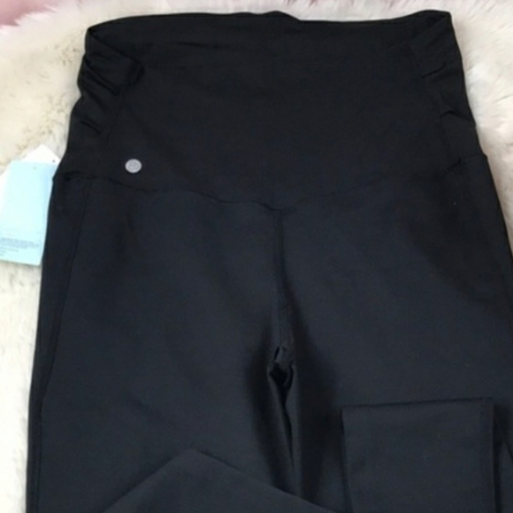 Zella Mamasana live in Maternity - Picture 4 of 9